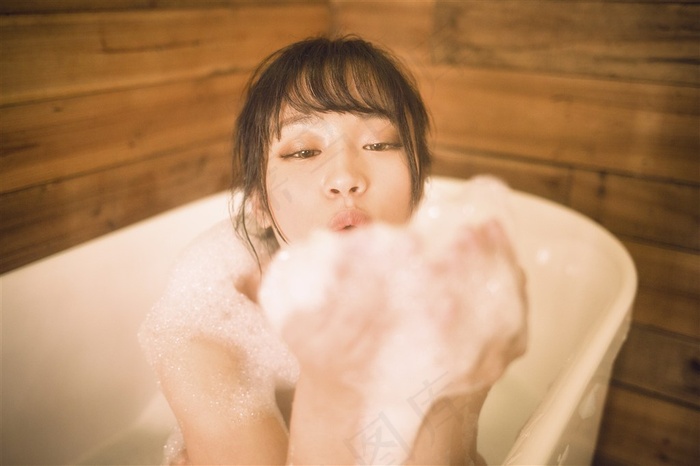 两男吸乳一女奶视频 界面截图